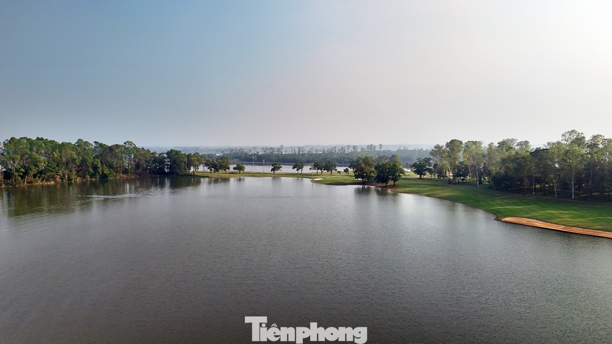 Sân golf có chiều dài 7.200 yard, par 72 này sẽ đem lại cho người chơi nhiều thách thức bất kể handicap hay trình độ của golfer như thế nào. Các green ở đây khá nhỏ nhưng rất đẹp. Cỏ trồng tại các green là giống cỏ TifDwarf, còn tại các fairways sử dụng cỏ Bermuda.