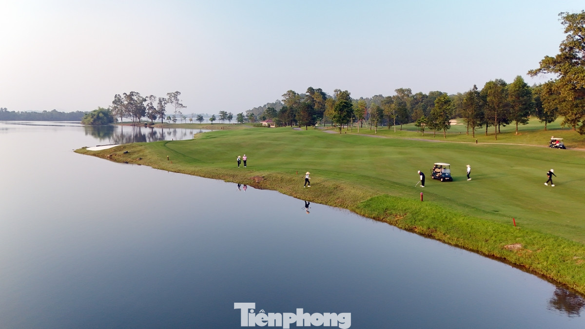Sân golf có chiều dài 7.200 yard, par 72 này sẽ đem lại cho người chơi nhiều thách thức bất kể handicap hay trình độ của golfer như thế nào. Các green ở đây khá nhỏ nhưng rất đẹp. Cỏ trồng tại các green là giống cỏ TifDwarf, còn tại các fairways sử dụng cỏ Bermuda.