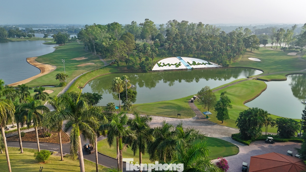 Tọa lạc tại khu vực hồ Đồng Mô, Sơn Tây, Hà Nội, Kings Island Golf Resort có diện tích 350ha mặt đất và 1.500 ha mặt hồ, bao gồm 3 sân: Lakeside, Mountainview và King’s Course.