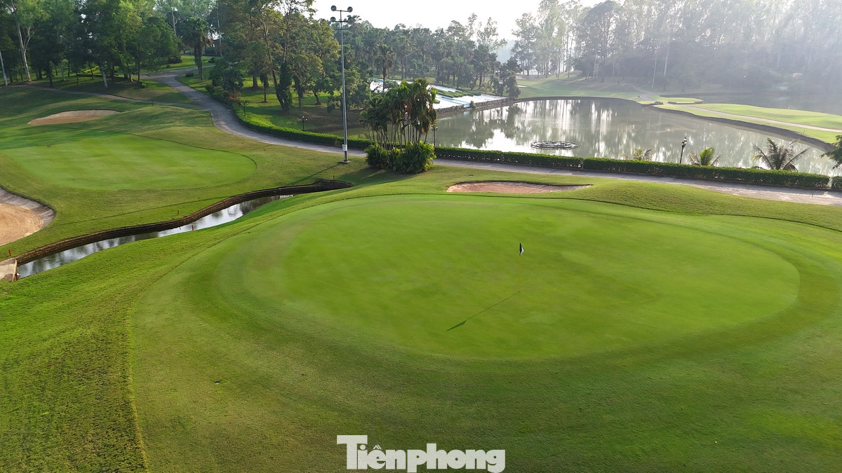 Kings Island Golf Resort còn có tên thuần Việt là sân Đảo Vua hay sân Đồng Mô, là sân golf đầu tiên ra đời tại miền Bắc (năm 1993).