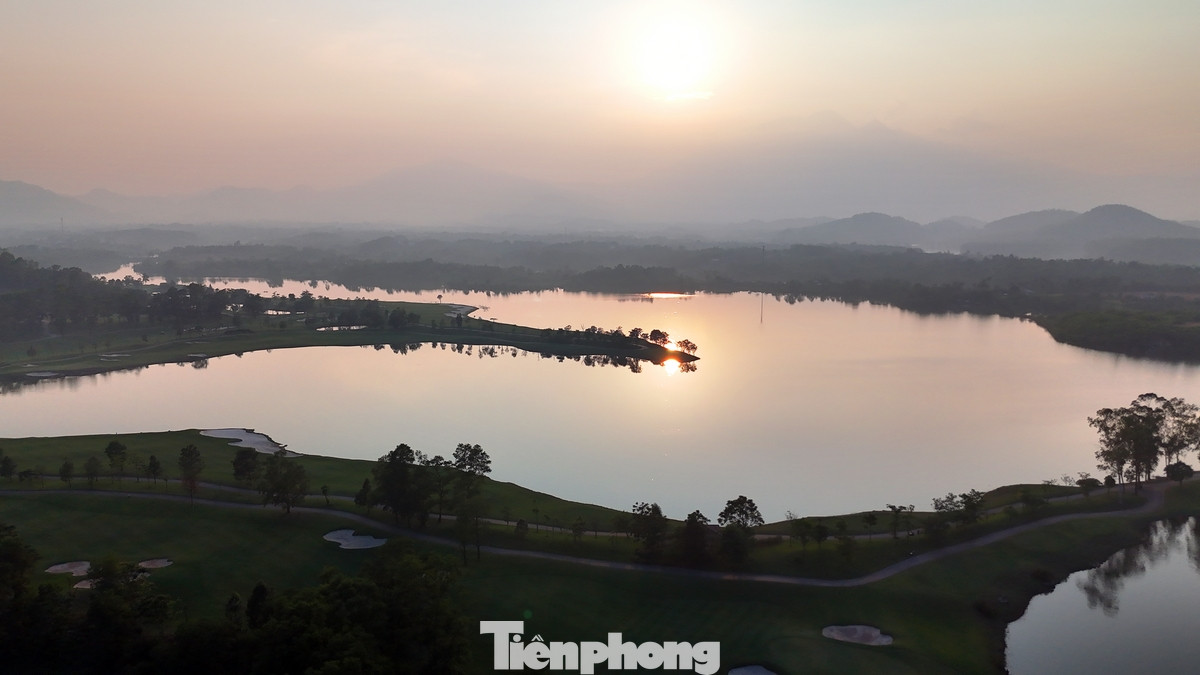 Hoàng hôn tuyệt đẹp bên dãy núi Ba Vì hùng vĩ và sân Kings Island Golf Resort ẩn hiện dưới ánh vàng rực rỡ của buổi chiều cuối thu.