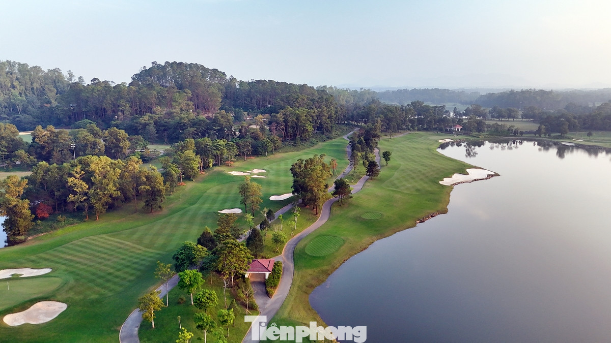 Trong quá trình thiết kế sân Lakeside, vấn đề thách thức nhất là vừa phải giữ nguyên được địa thế nơi đây, đồng thời vẫn giữ được các bẫy nước tự nhiên.