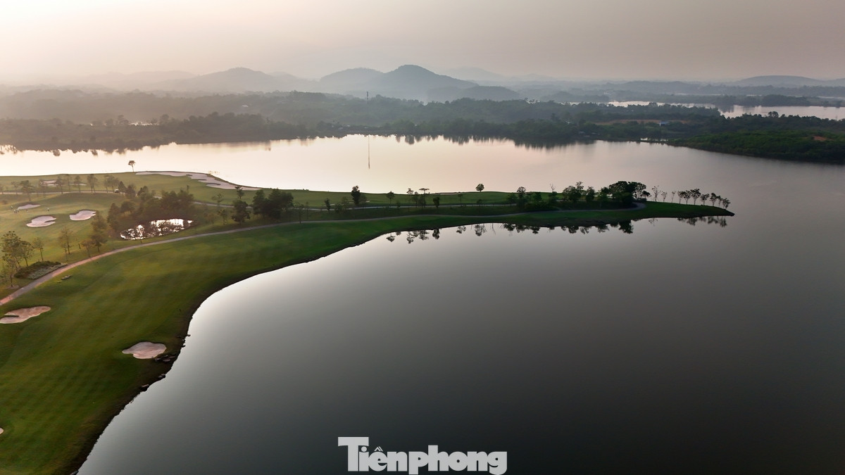 Sân golf có chiều dài 7.200 yard, par 72 này sẽ đem lại cho người chơi nhiều thách thức bất kể handicap hay trình độ của golfer như thế nào. Các green ở đây khá nhỏ nhưng rất đẹp. Cỏ trồng tại các green là giống cỏ TifDwarf, còn tại các fairways sử dụng cỏ Bermuda.