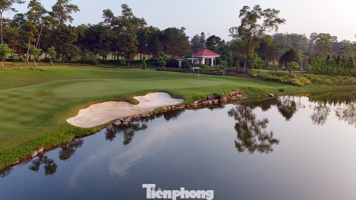Sân golf có chiều dài 7.200 yard, par 72 này sẽ đem lại cho người chơi nhiều thách thức bất kể handicap hay trình độ của golfer như thế nào. Các green ở đây khá nhỏ nhưng rất đẹp. Cỏ trồng tại các green là giống cỏ TifDwarf, còn tại các fairways sử dụng cỏ Bermuda.
