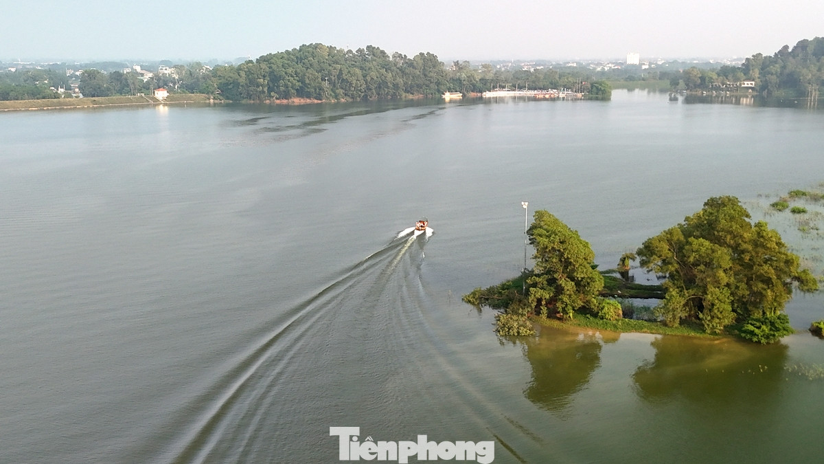 Trước khi bước vào tranh tài tại sân golf đang ở những ngày đẹp nhất trong năm, các golfer được trải nghiệm đi tàu cao tốc trên mặt hồ mênh mông nước.