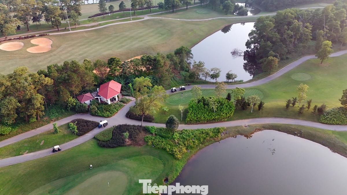 Vị kiến trúc sư tài hoa đã tận dụng những lợi thế này để thiết kế những hố golf cạnh hồ nước xung quanh.