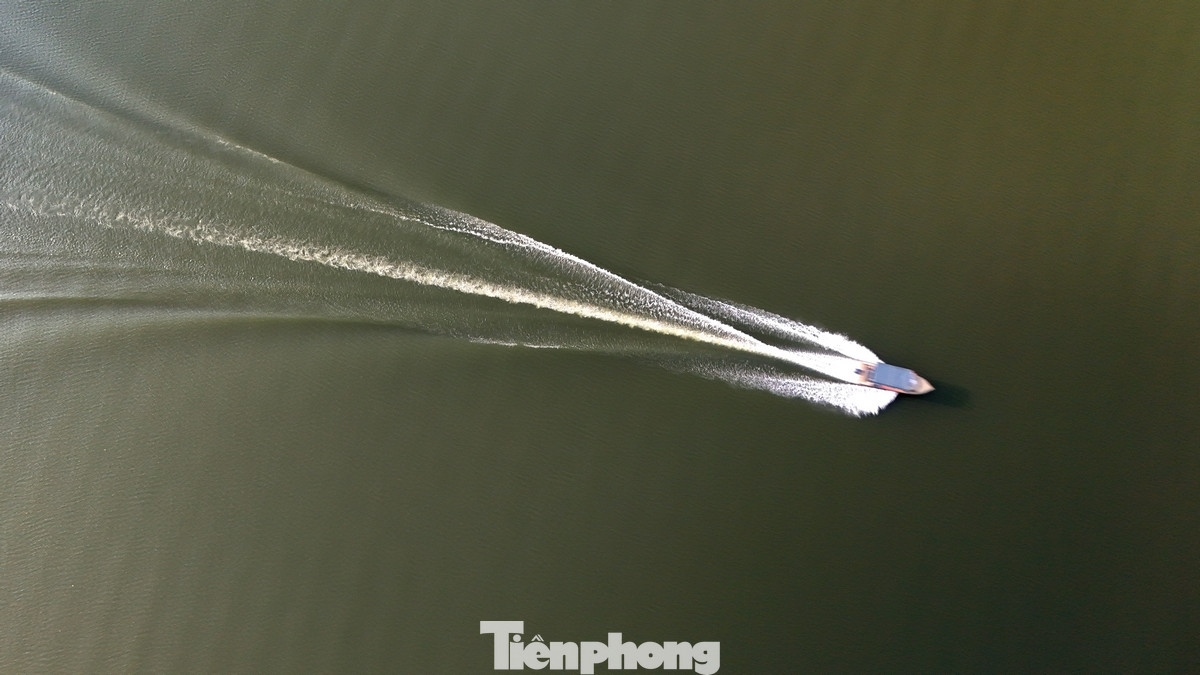 Trước khi bước vào tranh tài tại sân golf đang ở những ngày đẹp nhất trong năm, các golfer được trải nghiệm đi tàu cao tốc trên mặt hồ mênh mông nước.