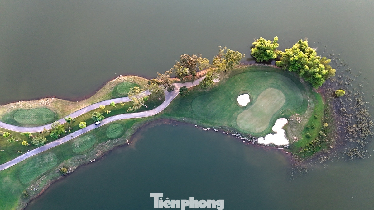 Là sân golf đầu tiên mở cửa ở Hà Nội, sân Lakeside ra đời năm 1993, được thiết kế bởi Robert Mc Farland, một kiến trúc sư người Mỹ nổi tiếng với những dự án lớn như Mission Hills tại California, Mỹ.