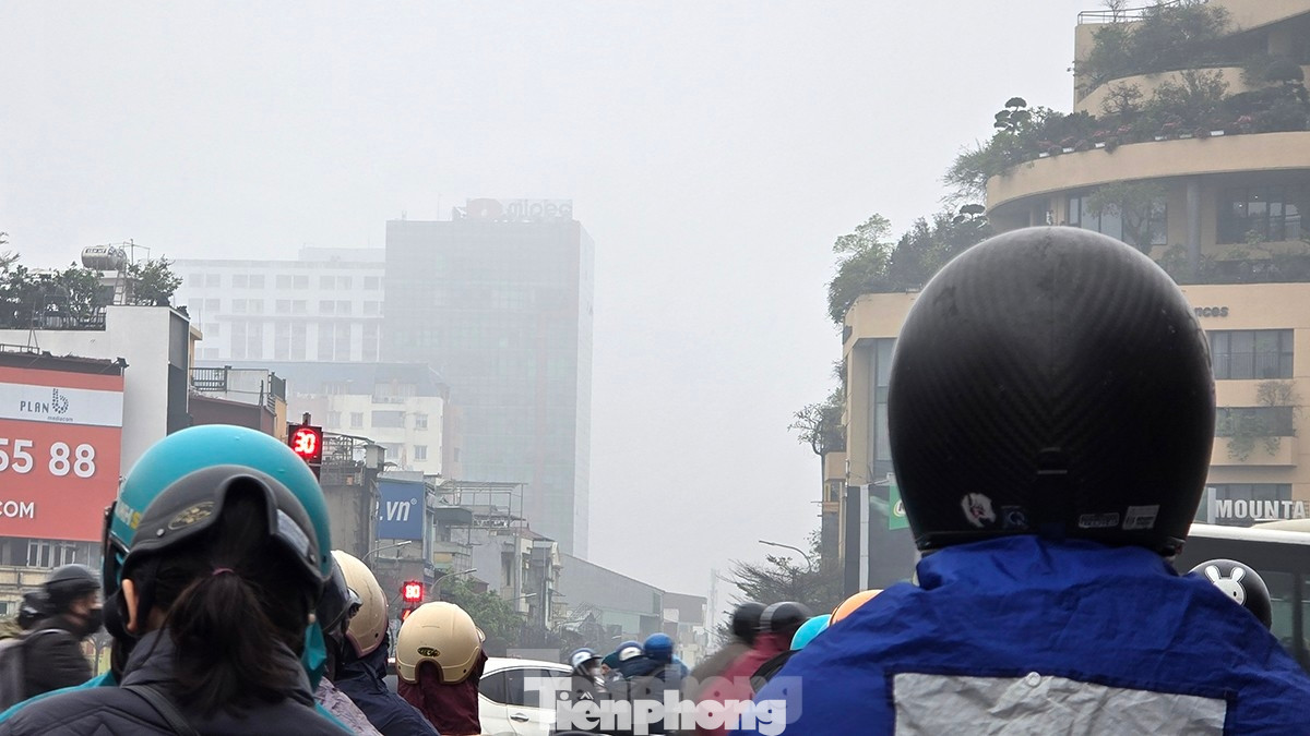 Ngoài ra, ô nhiễm không khí từ các hoạt động công nghiệp, giao thông và đốt cháy rác thải cũng góp phần làm nặng thêm tình trạng sương mù.