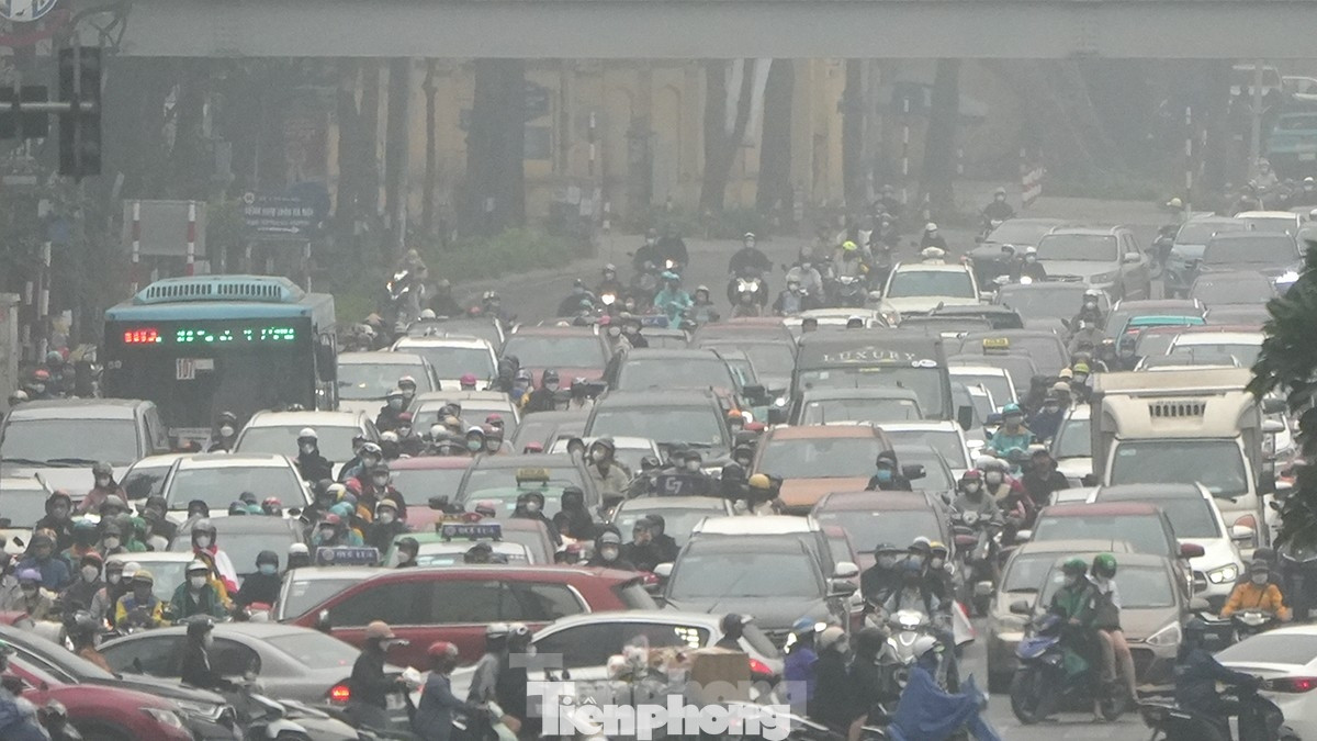 Ngoài ra, ô nhiễm không khí từ các hoạt động công nghiệp, giao thông và đốt cháy rác thải cũng góp phần làm nặng thêm tình trạng sương mù.