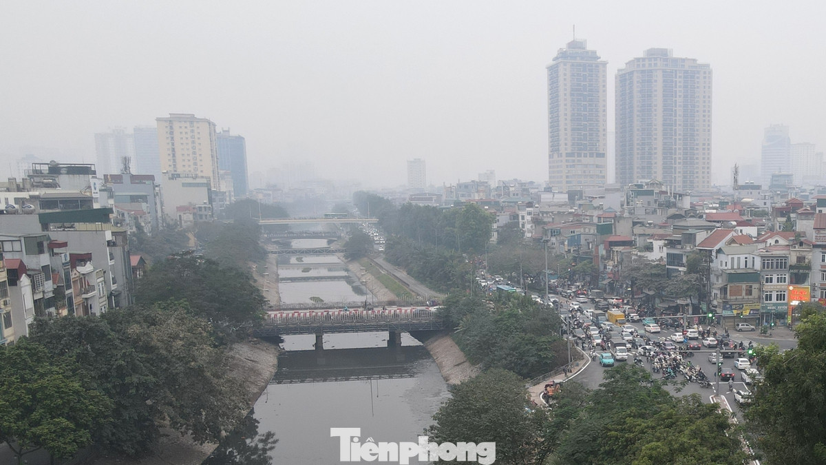 Sông Tô Lịch và đường Láng ở thời điểm 9 giờ sáng nay.