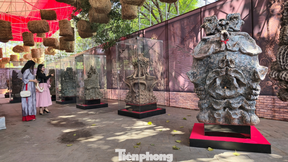 Theo nhà điêu khắc Tạ Quang Bạo, gốm của Ngô Xuân Bính mộc mạc, xù xì, thân gần mẹ đất nhưng lại đầy ắp vóc dáng của đá, gỗ, đồng, thau, sắt quý muôn thế huyền linh.