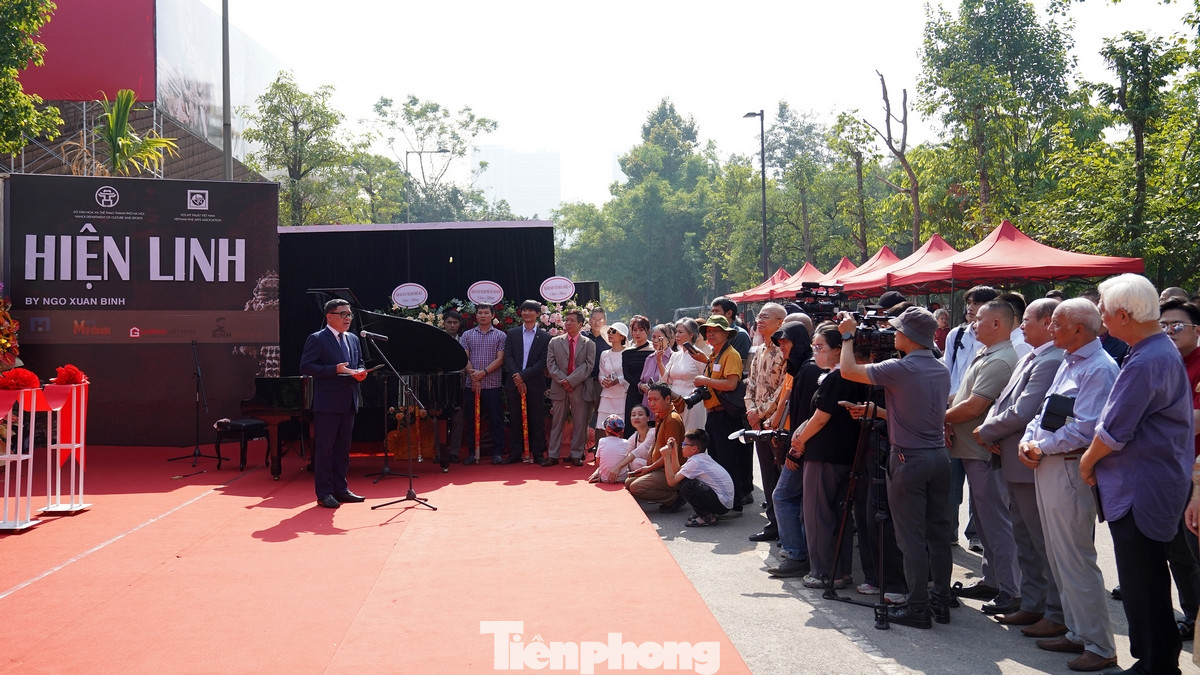 Chia sẻ về triển lãm này, họa sĩ Ngô Xuân Bính cho biết đứng trước vô vàn cổ vật và các công trình uy nghi, thánh thiện, tuyệt vời bao đời của dân tộc Việt... ông luôn khao khát, truyền dẫn, chứng phát một phần hồn thức tinh thần truyền thống văn hiến cổ xưa bằng những cấu trúc phức hợp đương đại mang dấu ấn văn hóa Việt, dân tộc Việt.