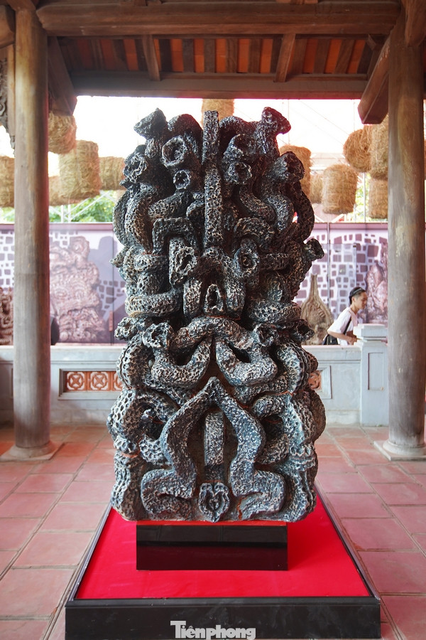 Men trên gốm của Ngô Xuân Bính như màu cổ vật ủ ấm mẹ đất mới được khai quật, như mạch nguồn văn hóa lõi cốt cội nguồn. Không chỉ tuyệt tác, những tác phẩm của ông còn chứa đựng những những dự cảm thời đại, những thông điệp về hòa bình, hạnh phúc...