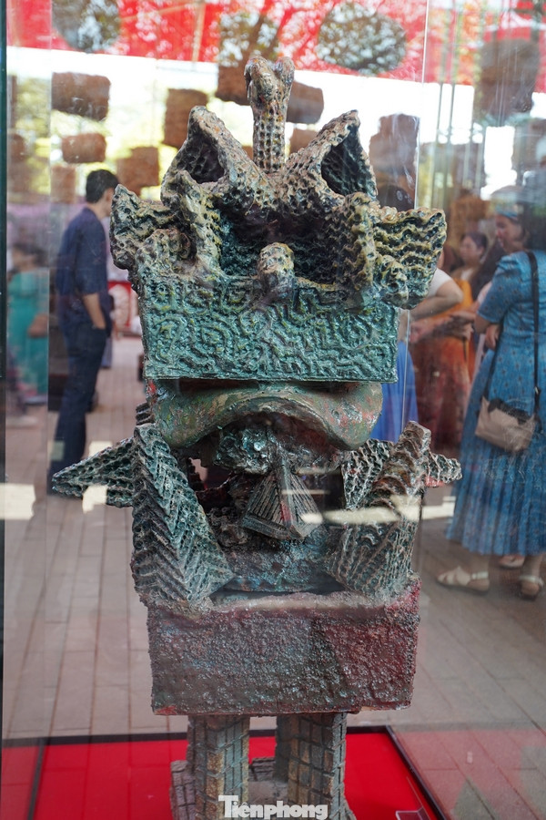 Bảo tàng Hà Nội hy vọng triển lãm Hiện linh đáp ứng được mong mỏi của khách tham quan trong và ngoài nước, những người yêu nghệ thuật khi đến với Thủ đô, đồng thời thu hút được đông đảo các bạn trẻ, để những giá trị văn hóa truyền thống được nối dài thông qua những không gian sáng tạo đương đại. Triển lãm diễn ra đến hết 31/12/2025.