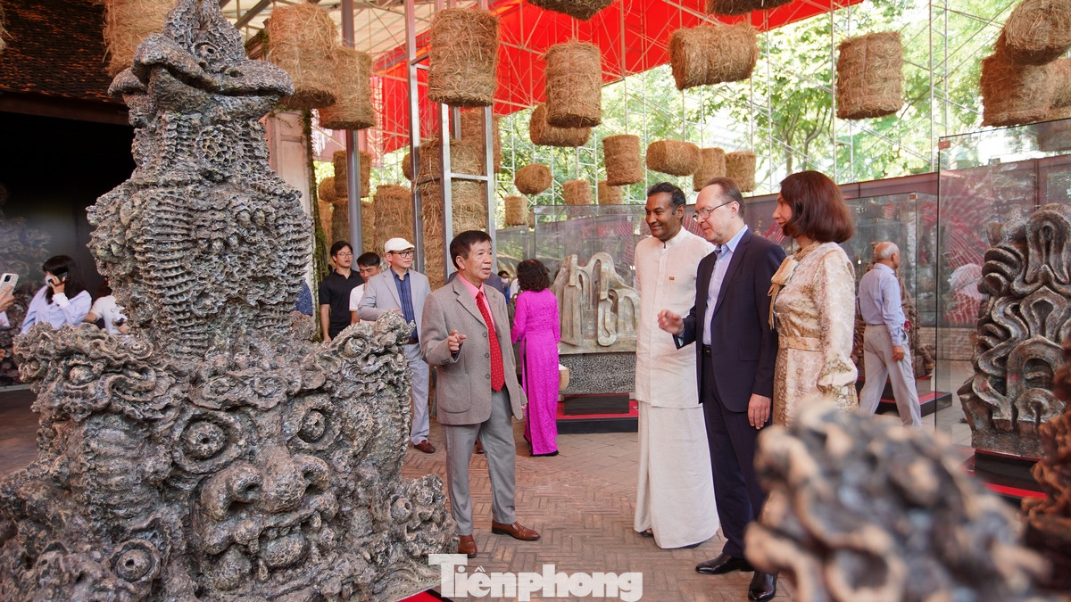 Các khách mời là đại sứ một số nước như Nga, Srilanca... đang nghe giới thiệu về các tác phẩm nghệ thuật của họa sĩ Ngô Xuân Bính tại buổi triển lãm.