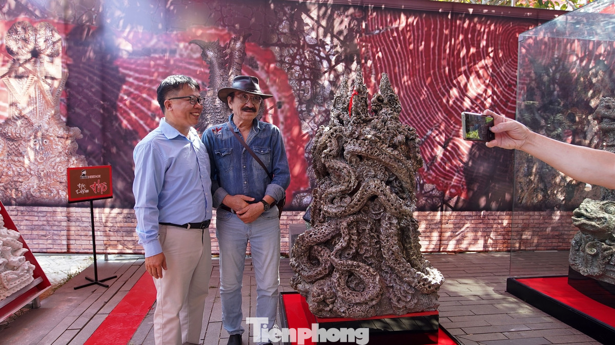 Nhạc sĩ Nguyễn Cường cũng góp mặt chung vui và chúc mừng triển lãm của Giáo sư, Viện sĩ, họa sĩ Ngô Xuân Bính.