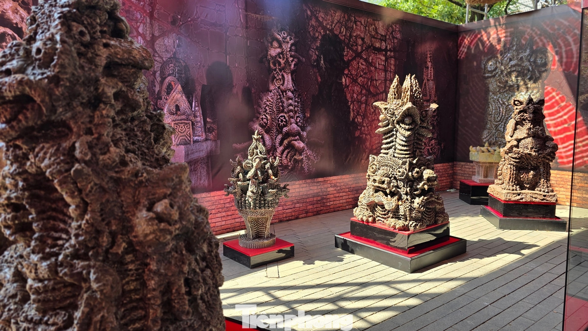 Gần 200 tác phẩm gốm điêu khắc của Giáo sư, Viện sĩ, họa sĩ Ngô Xuân Bính được giới thiệu trong triển lãm Hiện linh cho thấy sự đau đáu với văn hóa truyền thống cùng những nỗ lực, khao khát không ngừng trong trong sáng tạo nghệ thuật của tác giả.