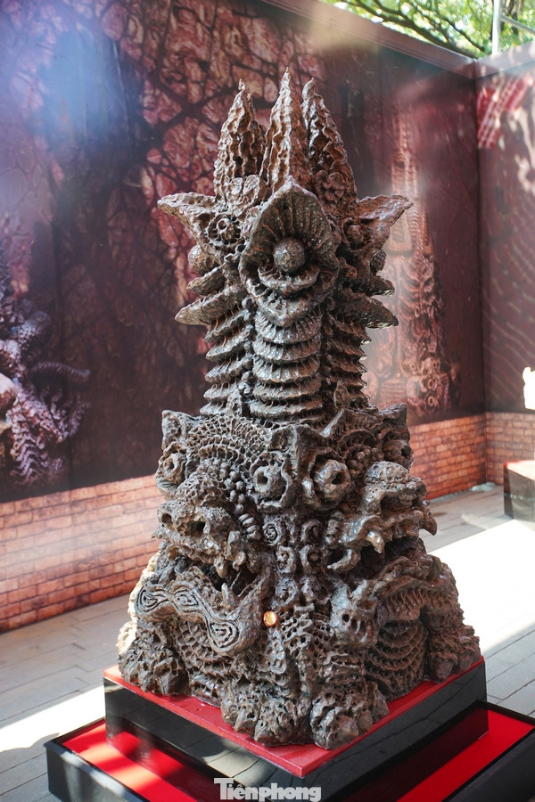 Men trên gốm của Ngô Xuân Bính như màu cổ vật ủ ấm mẹ đất mới được khai quật, như mạch nguồn văn hóa lõi cốt cội nguồn. Không chỉ tuyệt tác, những tác phẩm của ông còn chứa đựng những những dự cảm thời đại, những thông điệp về hòa bình, hạnh phúc...