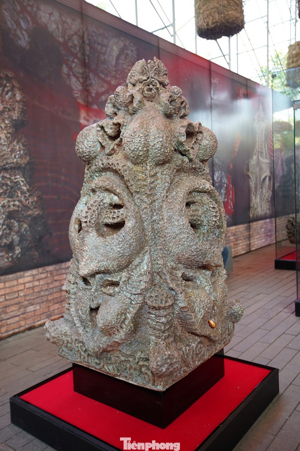 Men trên gốm của Ngô Xuân Bính như màu cổ vật ủ ấm mẹ đất mới được khai quật, như mạch nguồn văn hóa lõi cốt cội nguồn. Không chỉ tuyệt tác, những tác phẩm của ông còn chứa đựng những những dự cảm thời đại, những thông điệp về hòa bình, hạnh phúc...