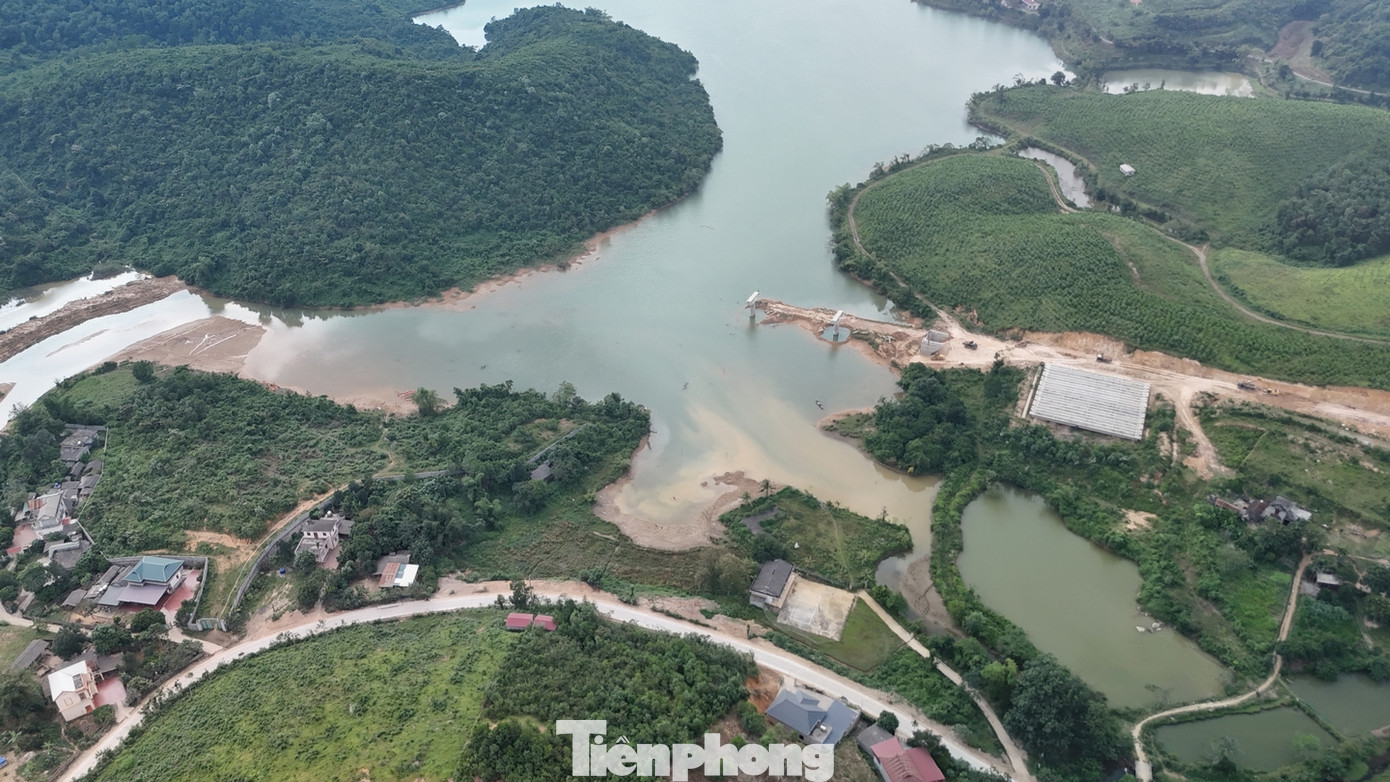 Nằm ở độ cao 300 mét so với mực nước biển, hồ Đầm Bài có diện tích mặt nước là 300 ha và dung tích chứa nước vào khoảng 21 triệu m3.