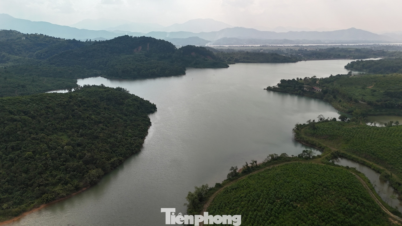 Toàn cảnh hồ Đầm Bài (xã Phú Minh, huyện Kỳ Sơn, tỉnh Hòa Bình).