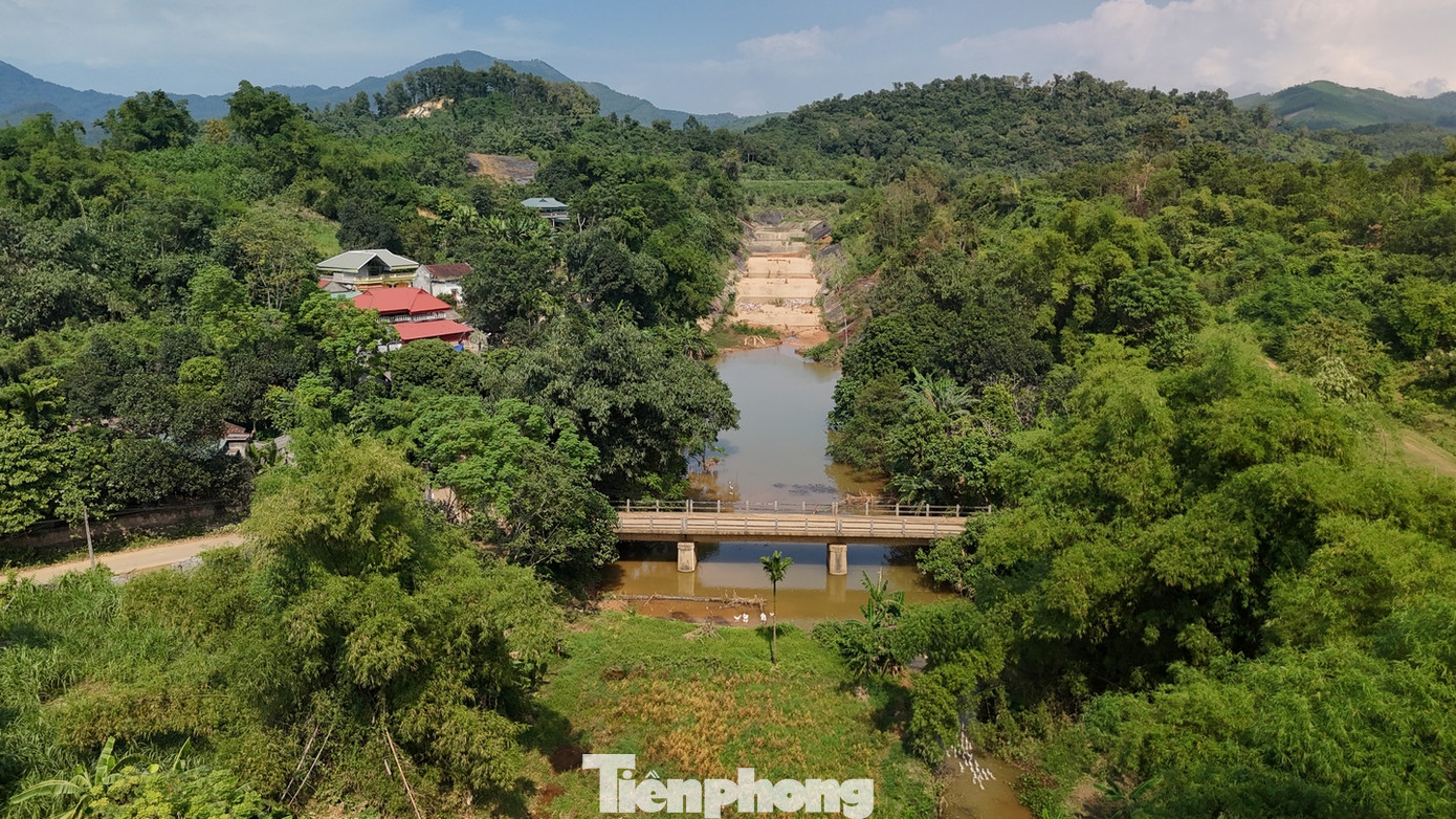 Hồ Đầm Bài cung cấp nước thô cho Nhà máy xử lý nước sạch Sông Đà với công suất 300.000 m3/ngày đêm.