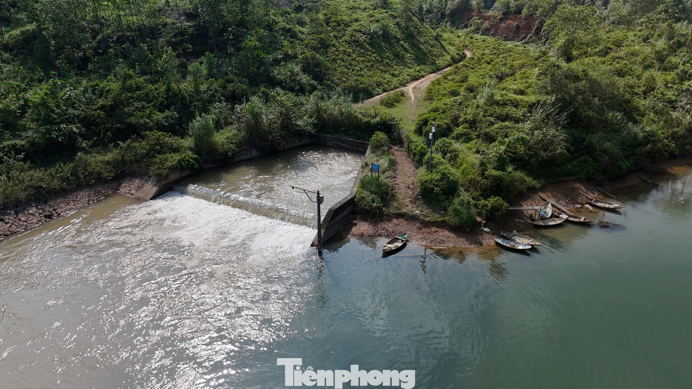 Vào thời gian mực nước Sông Đà xuống thấp, nhà máy phải tiến hành bơm nước từ sông vào hồ Đầm Bài để dự trữ.