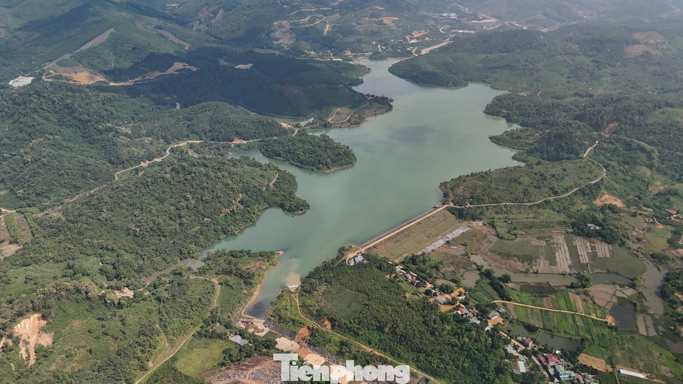 Hồ Đầm Bài, nằm tại xóm Đồng Bài, xã Phú Minh, huyện Kỳ Sơn, tỉnh Hòa Bình, là nguồn cung cấp nước thô chính cho Nhà máy xử lý nước sạch Sông Đà. Nhà máy này cung cấp nước sạch cho khoảng 1/3 dân số Thủ đô Hà Nội, đáp ứng nhu cầu sinh hoạt, sản xuất công nghiệp và nông nghiệp.