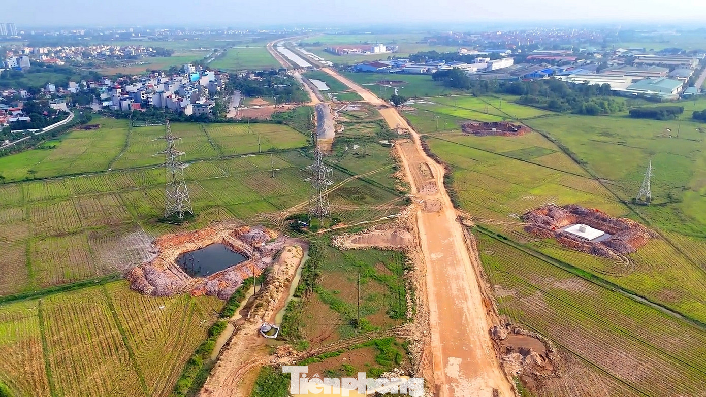 Một đoạn dự án đang vướng đường điện cao, trung thế chưa được di dời để giải phóng mặt bằng. Một đoạn dự án đang vướng đường điện cao, trung thế chưa được di dời để giải phóng mặt bằng.