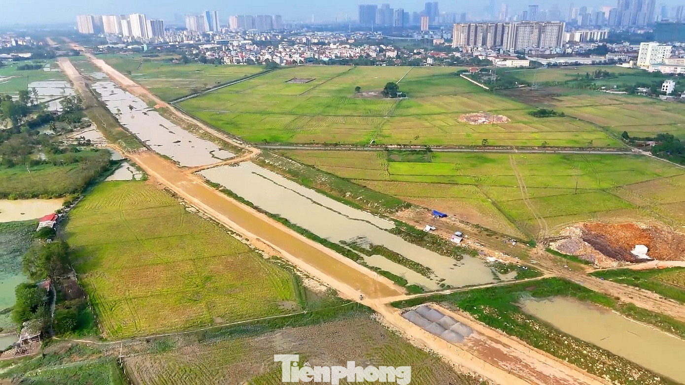 Hiện một số đoạn của dự án đường vành đai 4 qua địa bàn quận Hà Đông đã hoàn thành phần đắp, gia cố nền đường, bắt đầu trải thảm mặt đường. Hiện một số đoạn của dự án đường vành đai 4 qua địa bàn quận Hà Đông đã hoàn thành phần đắp, gia cố nền đường, bắt đầu trải thảm mặt đường.