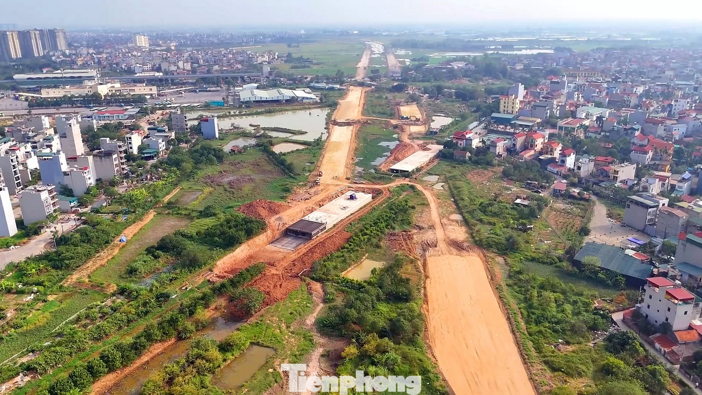 Song, đối với các điểm thi công có nền đất yếu như ở quận Hà Đông; đơn vị thi công chưa được bàn giao mặt bằng (đất nông nghiệp, đất ở, đất nhà xưởng, mộ chí, hạ tầng ngầm nổi hiện trạng... nên gặp khó khăn trong việc đảm bảo tiến độ hạng mục đắp gia tải của các đoạn xử lý đất yếu. Song, đối với các điểm thi công có nền đất yếu như ở quận Hà Đông; đơn vị thi công chưa được bàn giao mặt bằng (đất nông nghiệp, đất ở, đất nhà xưởng, mộ chí, hạ tầng ngầm nổi hiện trạng... nên gặp khó khăn trong việc đảm bảo tiến độ hạng mục đắp gia tải của các đoạn xử lý đất yếu.