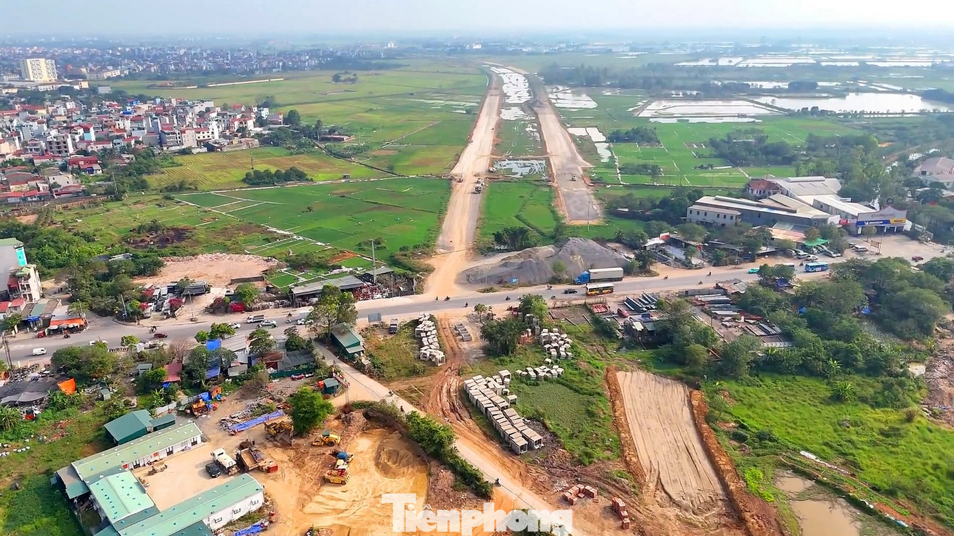 Đường Vành đai 4 tiếp giáp với QL6 trên địa bàn quận Hà Đông. Nơi đây được coi là một trong những nút giao rất lớn của dự án. Đường Vành đai 4 tiếp giáp với QL6 trên địa bàn quận Hà Đông. Nơi đây được coi là một trong những nút giao rất lớn của dự án.