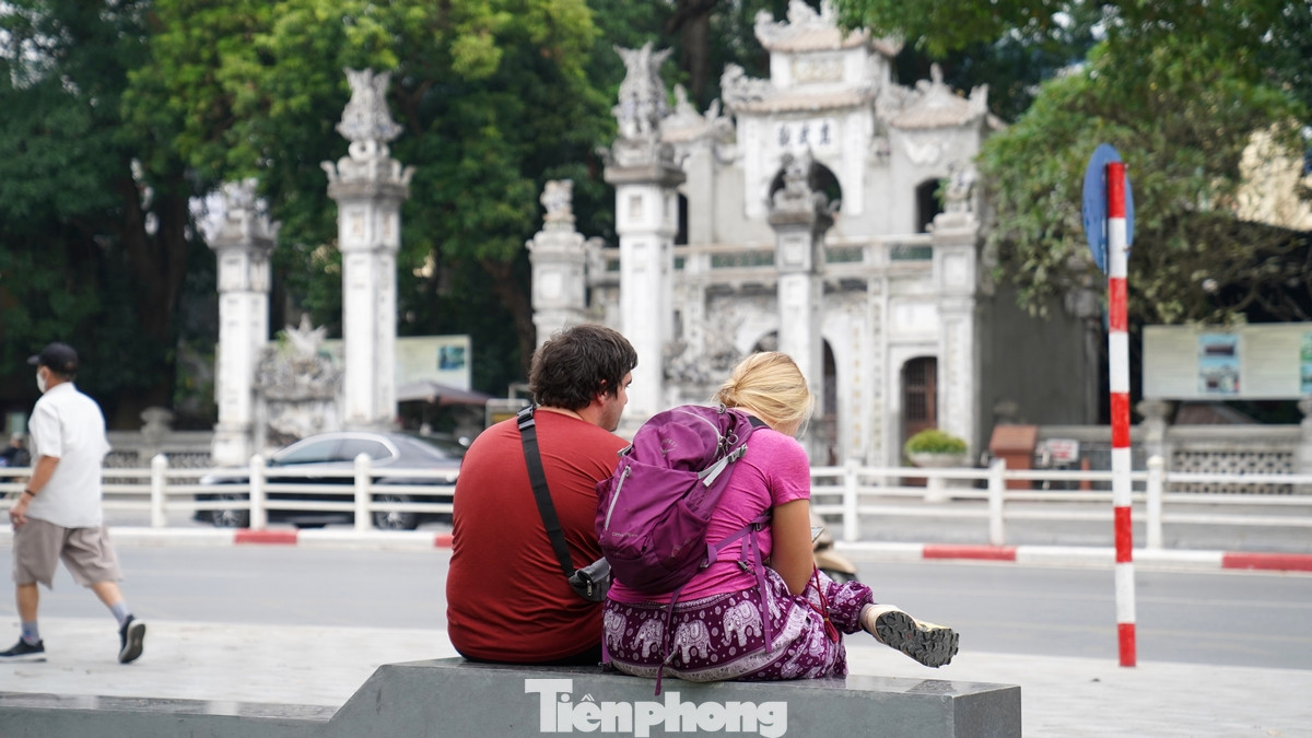 Sau khi được cải tạo, vỉa hè quanh khu vực vườn hoa được mở rộng cho người đi bộ, bao quanh vườn hoa được thiết kế như những ghế đá dài cho du khách ngồi nghỉ ngơi.