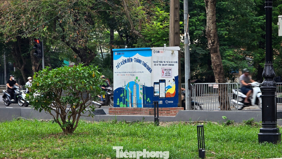 Các bốt điện xung quanh khu vực vườn hoa và hai ngôi biệt thự cổ nằm trong khuôn viên vườn hoa cũng được chỉnh trang, sơn sửa lại.