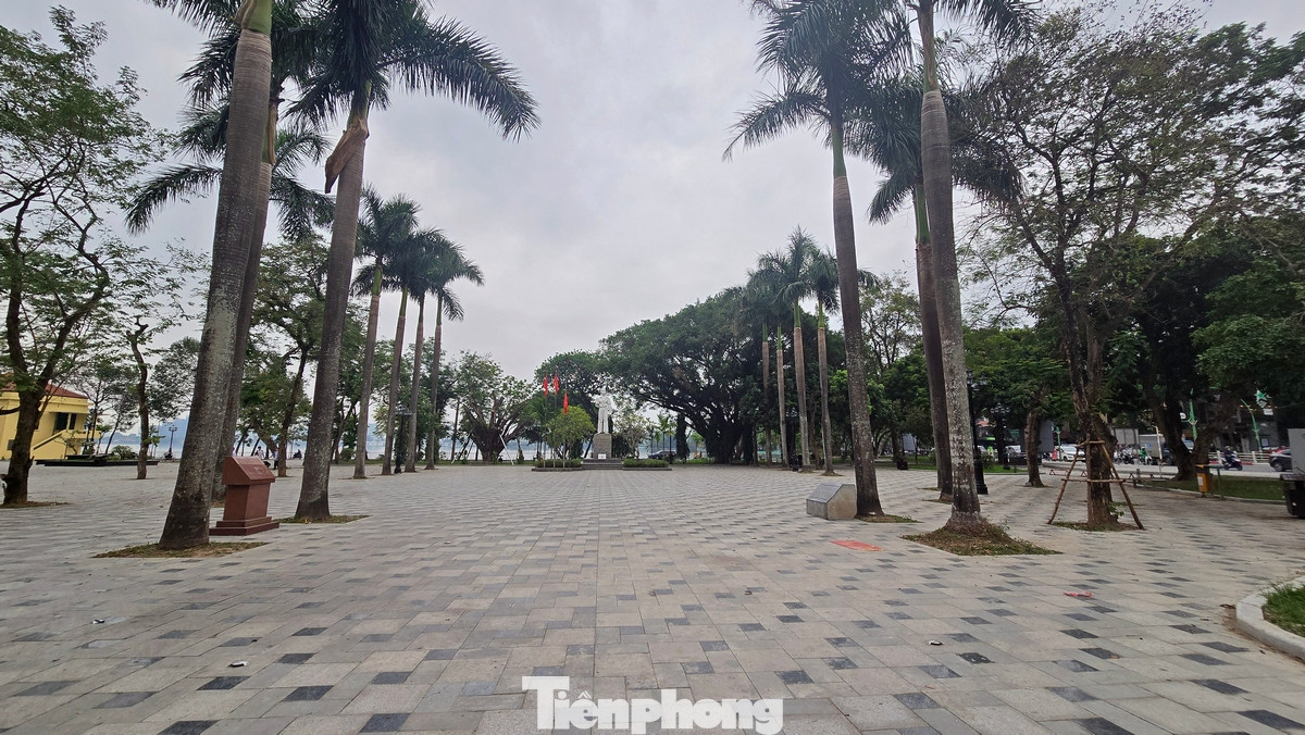 Vườn hoa nằm ở vị trí đắc địa, sát đền Quán Thánh và đường Thanh Niên, phía sau là hồ Tây thơ mộng, là điểm đến vui chơi, thư giãn của nhân dân và khách du lịch.