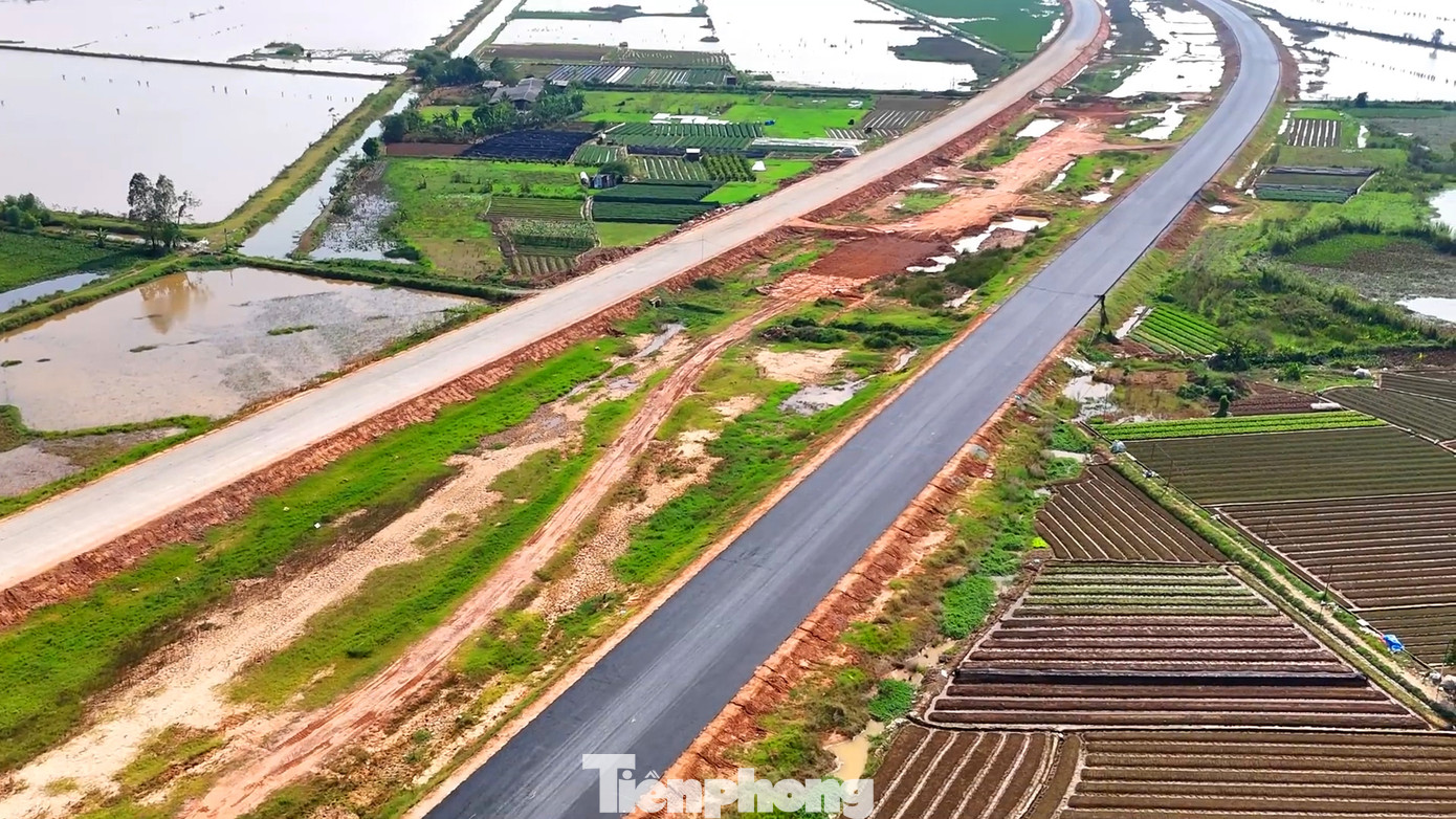 Nhiều đoạn đường của dự án đã được thảm nhựa, mặt đường phẳng lỳ đen nhánh.