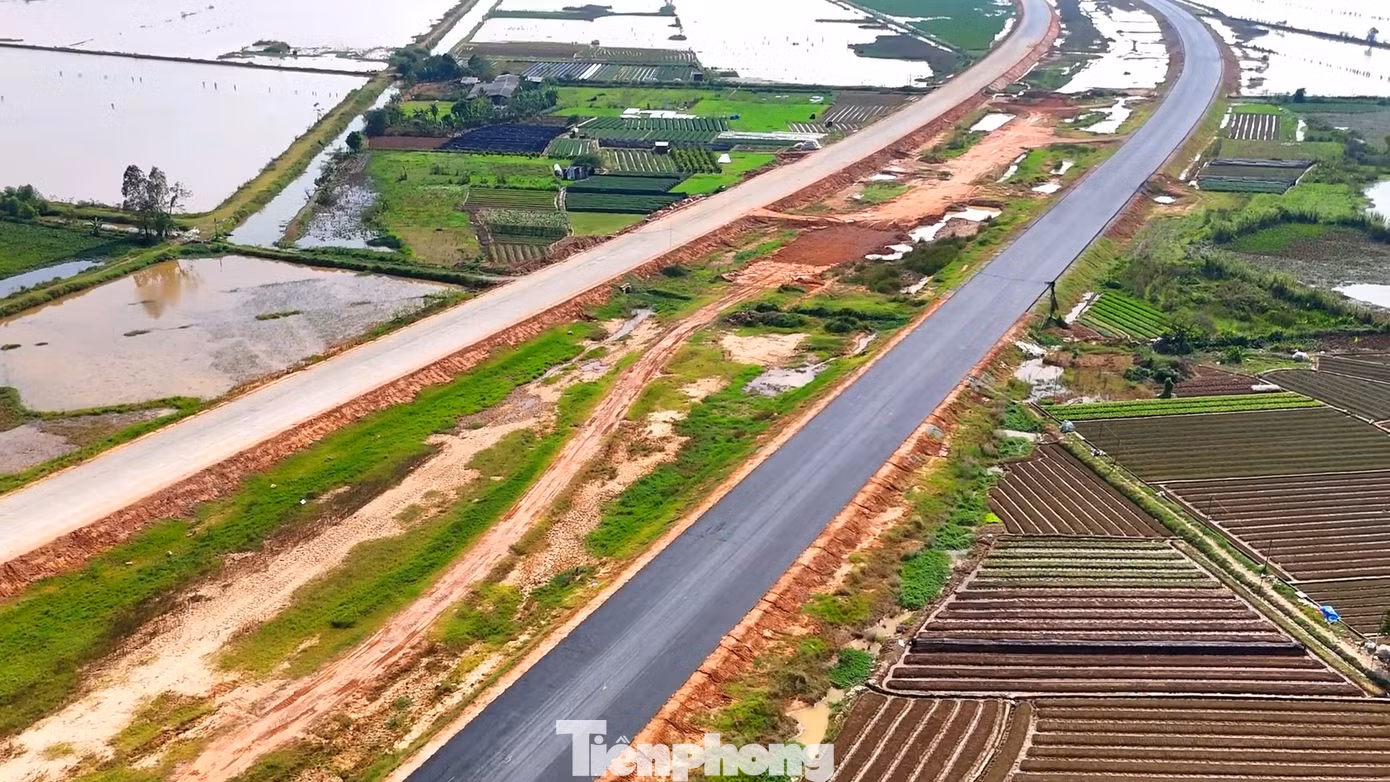 Nhiều đoạn đường của dự án đã được thảm nhựa, mặt đường phẳng lỳ đen nhánh.