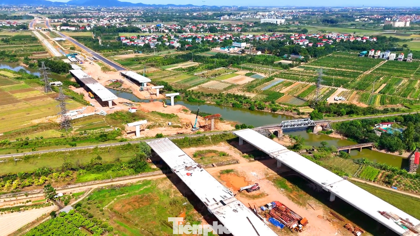 Vị trí công trường xây dựng cầu vượt đường sắt tại địa phận xã Kim Hoa (huyện Mê Linh).