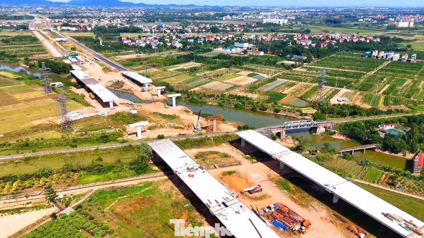 Vị trí công trường xây dựng cầu vượt đường sắt tại địa phận xã Kim Hoa (huyện Mê Linh).