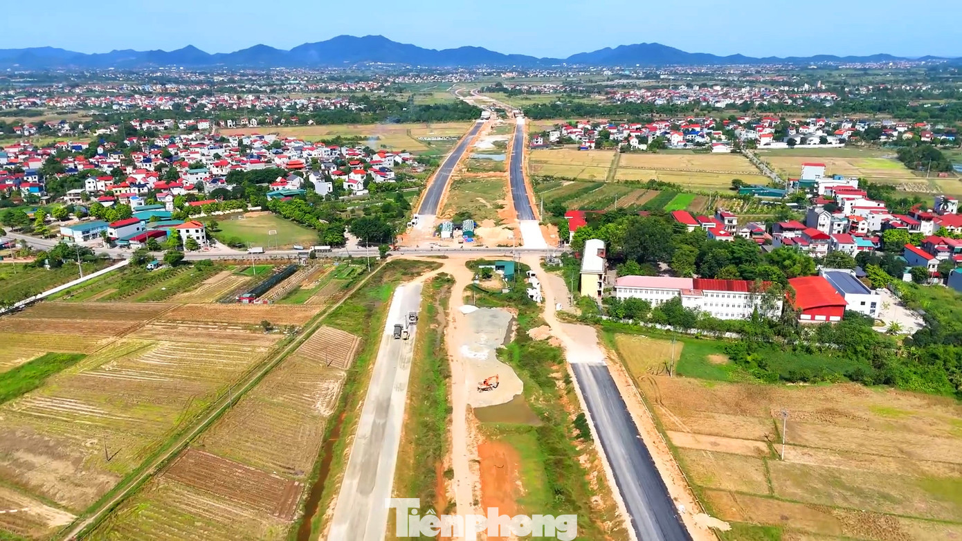Những ngày này, thời tiết thuận lợi nên không khí thi công Vành đai 4 Mê Linh rất sôi động. Hàng trăm công nhân, máy móc, thiết bị làm việc từ sáng đến chiều muộn.