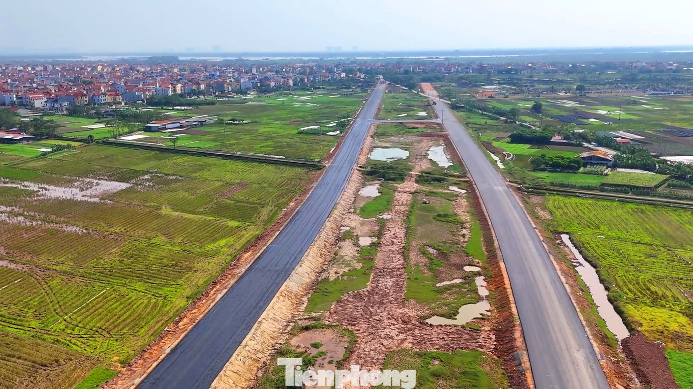 Đoạn đường qua địa phận xã Văn Khê và xã Đại Thịnh (huyện Mê Linh, thành phố Hà Nội) cơ bản đã hoàn thiện phần mặt đường.