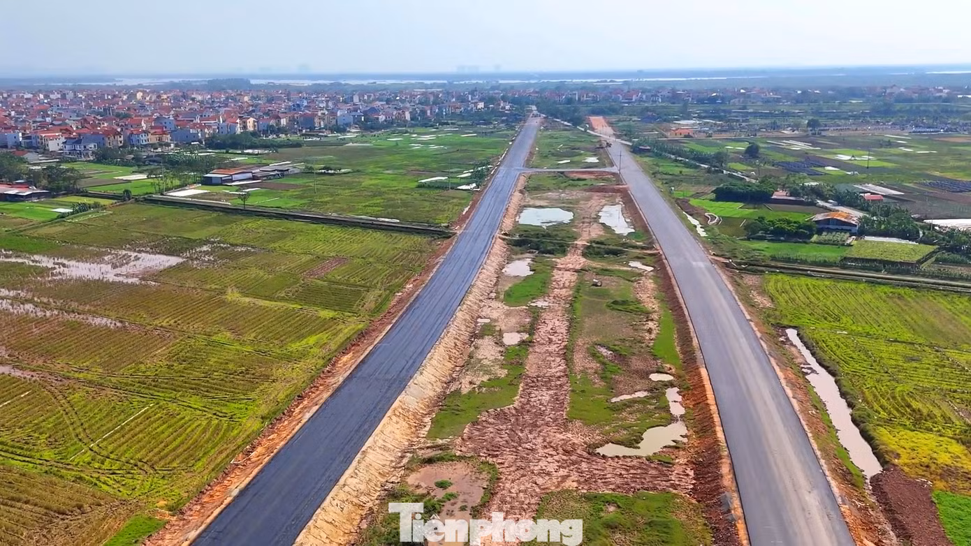 Đoạn đường qua địa phận xã Văn Khê và xã Đại Thịnh (huyện Mê Linh, thành phố Hà Nội) cơ bản đã hoàn thiện phần mặt đường.