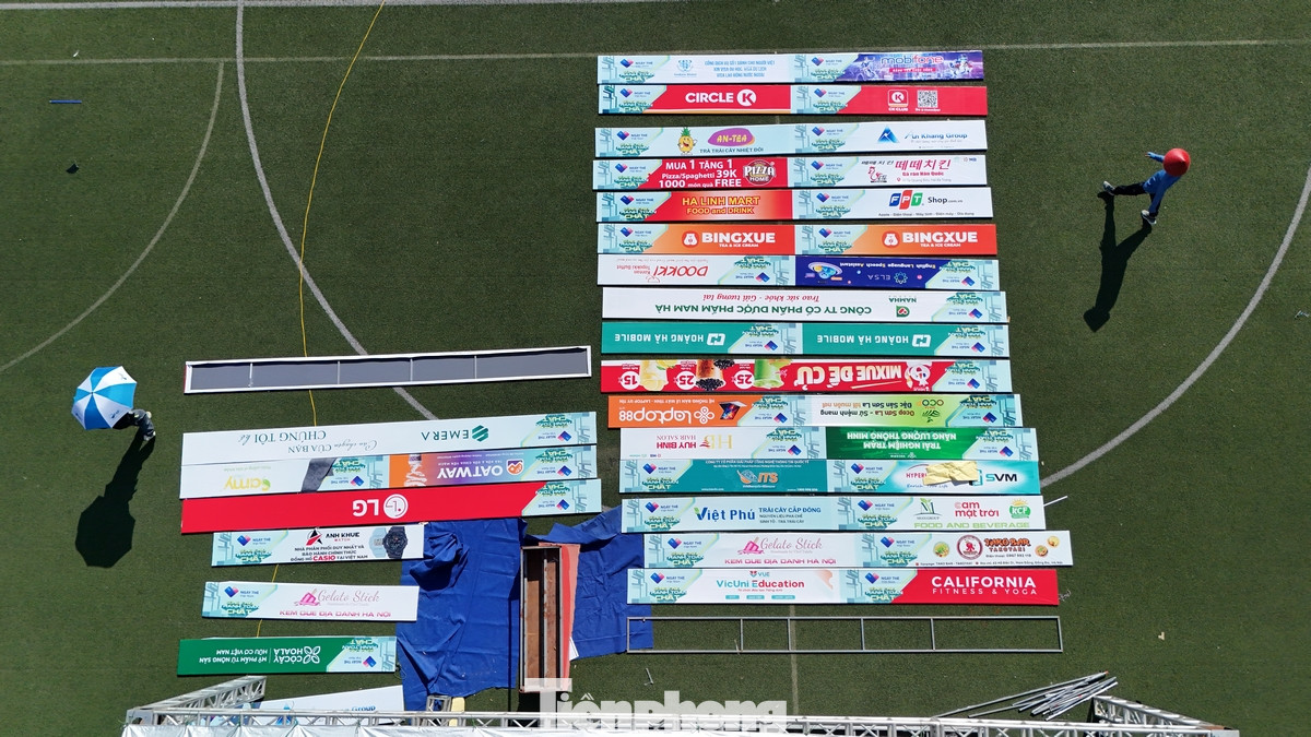 Bảng, biển nhận diện các thương hiệu được tập kết từ đêm 2/10 tại sân vận động đại học Bách Khoa Hà Nội.