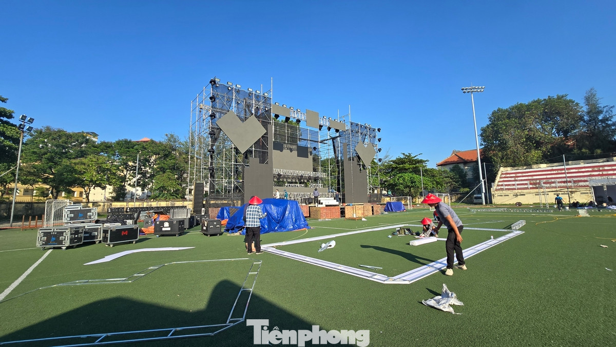 Sân khấu của Sóng Festival năm nay vô cùng hoành tráng, ban tổ chức hy vọng với thiết kế ánh sáng ấn tượng, dàn âm thanh "khủng" cùng dàn nghệ sĩ đỉnh cao sẽ mang đến một đêm nhạc sôi động và ấn tượng.