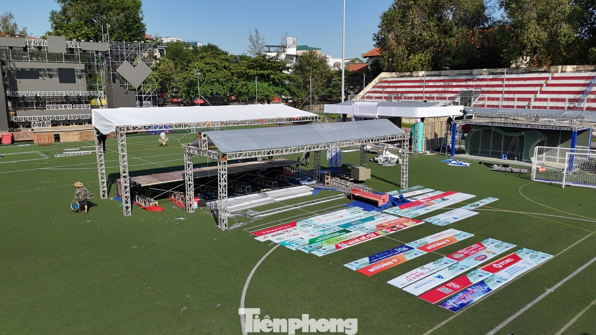 Toàn bộ gian hàng được lắp đặt bằng khung nhôm, mái dốc bạt trắng, trám mặt gian hàng bằng khung sắt, bạt hiflex in nhận diện các thương hiệu ngân hàng và gian hàng trong ngày hội.