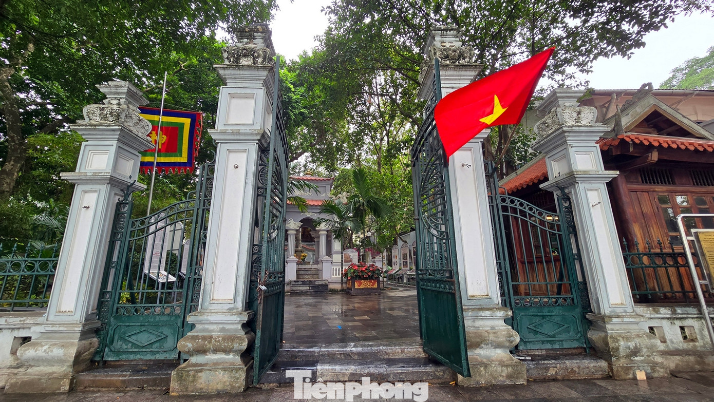 Đình Nam Hương tĩnh lặng với không gian cây cối xanh mướt, một mặt hướng ra hồ Gươm, mặt còn lại hướng phố Hàng Trống.