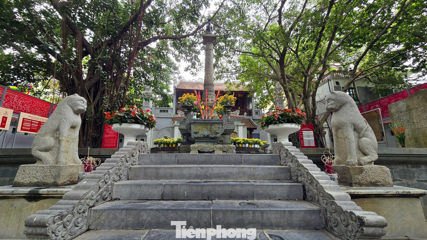 Đình Nam Hương và tượng đài vua Lê Thái tổ là hai công trình đều gắn liền với câu chuyện về gươm thần và hồ Hoàn Kiếm, mang đậm dấu ấn lịch sử thời Lê.