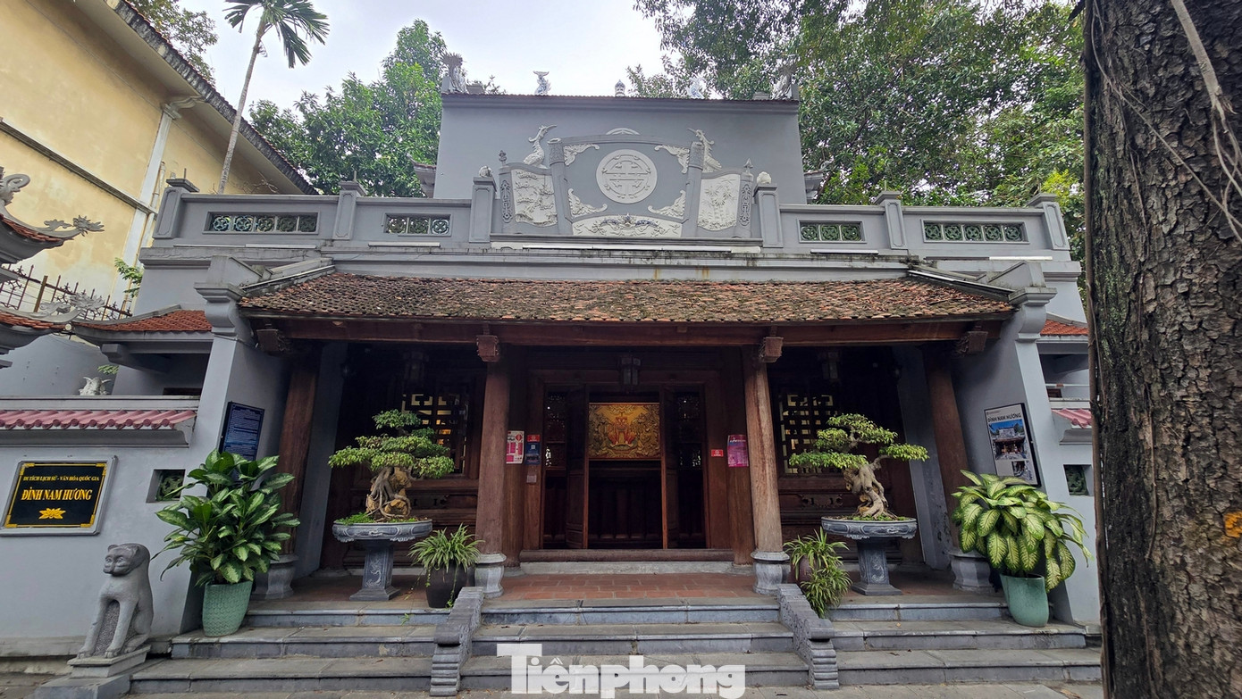 Đình Nam Hương tĩnh lặng với không gian cây cối xanh mướt, một mặt hướng ra hồ Gươm, mặt còn lại hướng phố Hàng Trống.