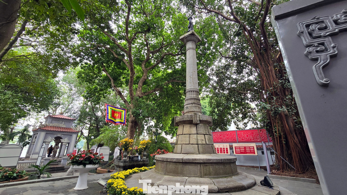 Tượng đài được dựng để tôn vinh vua Lê Thái Tổ, người sáng lập nhà Hậu Lê và là nhân vật lịch sử quan trọng trong cuộc kháng chiến chống quân Minh (thế kỷ 15). Hình ảnh vua Lê Lợi gắn liền với truyền thuyết trả gươm báu cho Rùa Thần tại hồ Hoàn Kiếm, biểu tượng cho sự đoàn kết và độc lập của dân tộc.